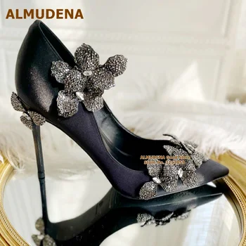 ALMUDENA 3D Crystal Flores de Casamento Sapatos de Tecido de Cetim Preto Salto Agulha Dedo Apontado para Banquetes Bombas de Deslizamento Superficial Saltos